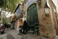 عکس| سفر به ایران قدیم؛ تصویری از یک سقاخانه در یکی از خیابان‌های تهران؛ 99 سال قبل