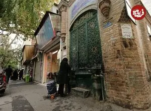 عکس| سفر به ایران قدیم؛ تصویری از یک سقاخانه در یکی از خیابان‌های تهران؛ 99 سال قبل