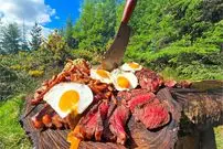 ببینید| غذای روستایی در انگلستان؛ پخت استیک با سیب زمینی سرخ کرده در جنگل