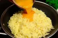 ببینید| با 500 گرم سیب زمینی و 3 تخم مرغ، این غذای کانادایی را امتحان کنید