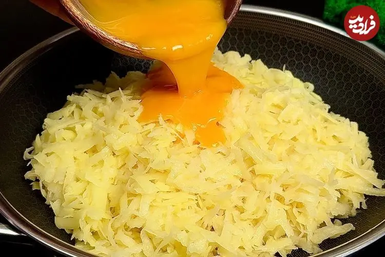 ببینید| با 500 گرم سیب زمینی و 3 تخم مرغ، این غذای کانادایی را امتحان کنید