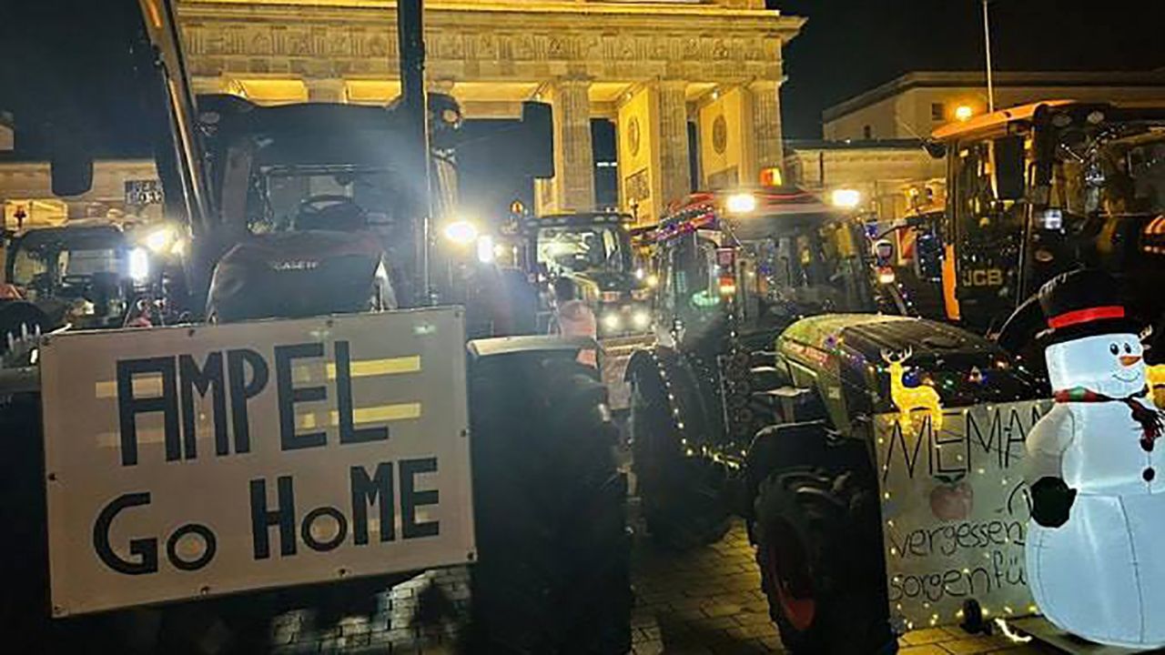(ویدئو) تصاویری از نحوه عجیب اعتراض کشاورزان در آلمان