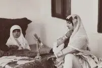 (عکس) سفر به عصر قاجار؛ دستۀ «زنانِ نوازنده» در مهمانی سلطنتی و جمعیت زن‌ها در ایستگاه قطار