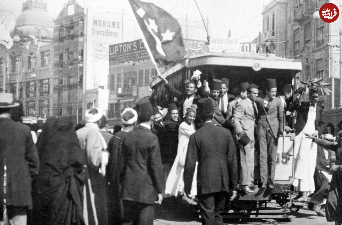عکس؛ سفر در زمان؛ «سه بانوی جوان مصری در حال عبور از خیابان های قاهره»؛ سال 1335