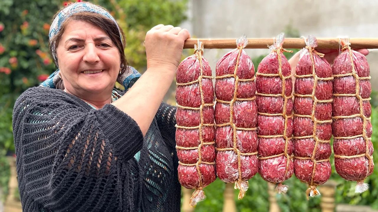 (ویدئو) سوسیس بازاری نخرید؛ به روش این مادربزرگ روستایی آذربایجانی درست کنید