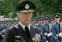 عکس| سفر در زمان؛ «نادر جهانبانی» در کنار خلبانان تیم تاج طلایى؛ اواخر دهه 30