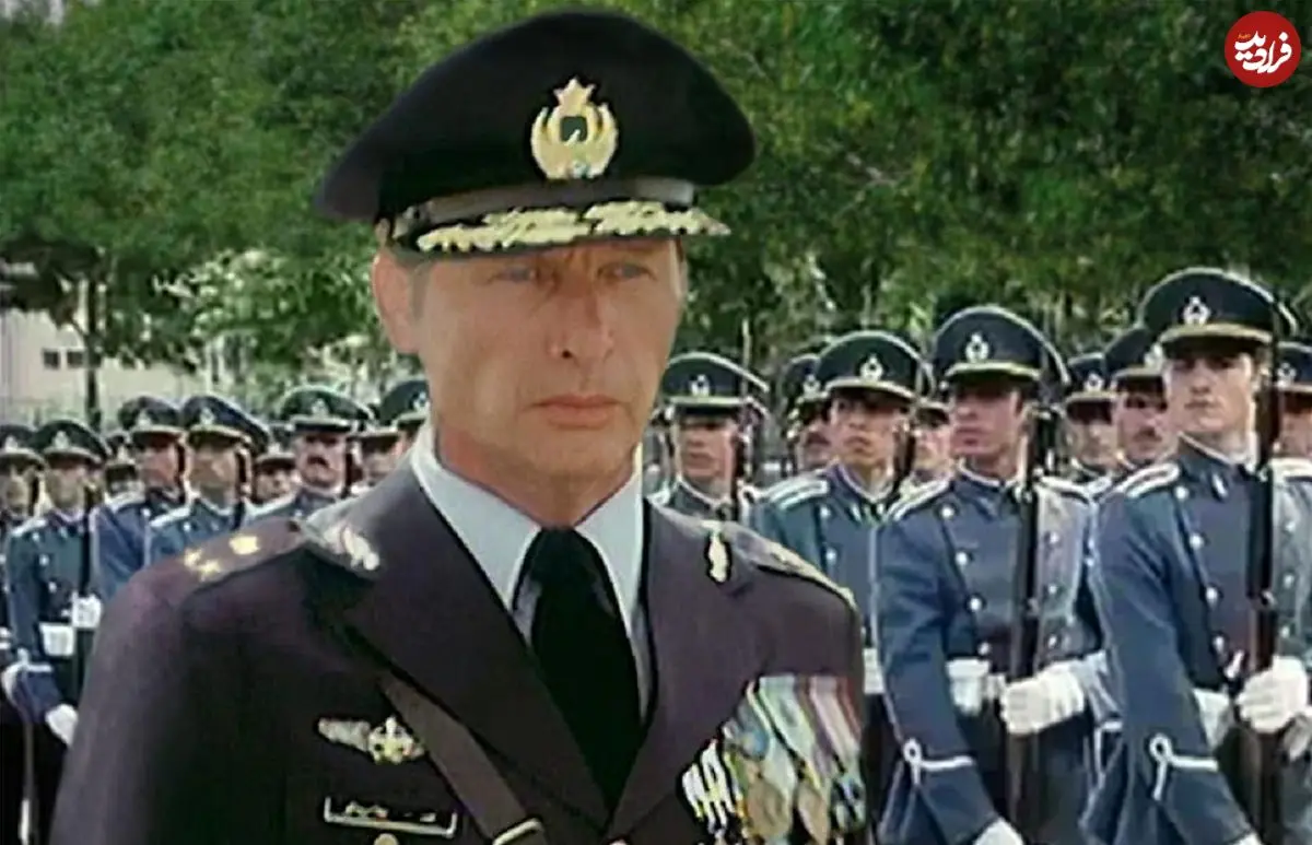 عکس| سفر در زمان؛ «نادر جهانبانی» در کنار خلبانان تیم تاج طلایى؛ اواخر دهه 30