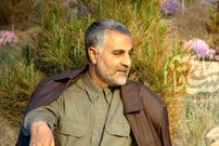 عکس؛ سفر به تاریخ؛ بوسۀ رهبر انقلاب بر چهرۀ «سردار سلیمانی» در شب تاسوعا؛ سال 1396