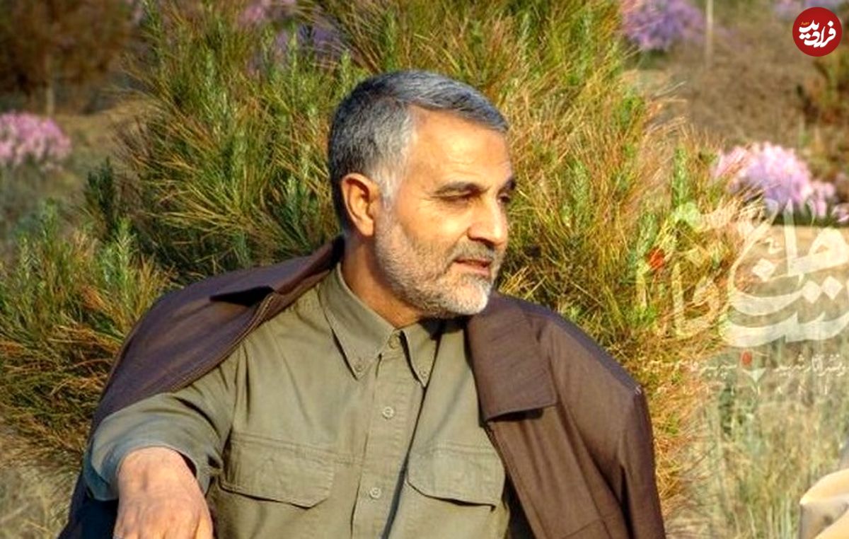 عکس؛ سفر به تاریخ؛ بوسۀ رهبر انقلاب بر چهرۀ «سردار سلیمانی» در شب تاسوعا؛ سال 1396