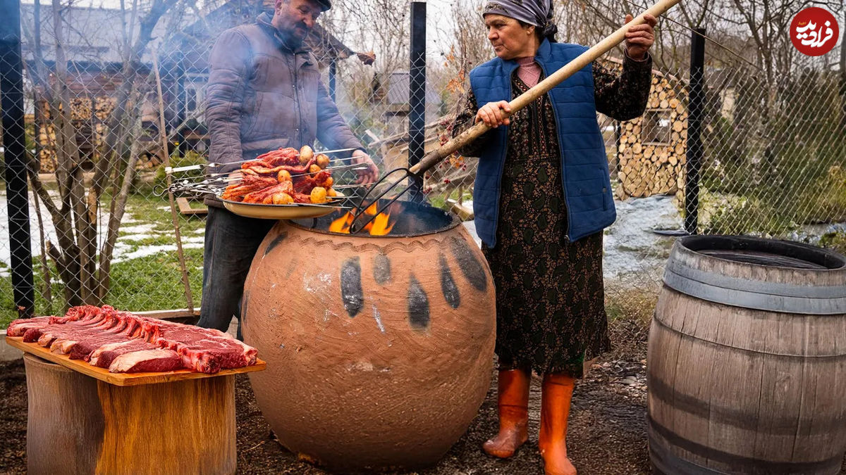 (ویدئو) ساخت تنور و پخت غذابا گوشت بره در آن توسط  زوج مسن آذربایجانی 