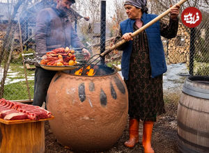 (ویدئو) ساخت تنور و پخت غذابا گوشت بره در آن توسط  زوج مسن آذربایجانی 