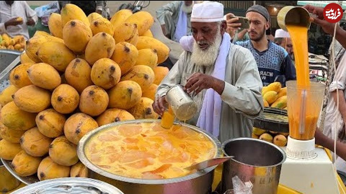 (ویدئو) نوشیدنی خیابانی در پاکستان؛ میلک شیک یخ انبه به روش یک پیرمرد