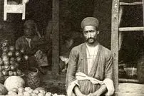 عکس| سفر به ایران قدیم؛ یک مغازۀ میوه‌فروشی و مشتری‌هایش در تهران دوران قاجار
