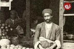 عکس| سفر به ایران قدیم؛ یک مغازۀ میوه‌فروشی و مشتری‌هایش در تهران دوران قاجار