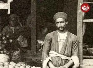عکس| سفر به ایران قدیم؛ یک مغازۀ میوه‌فروشی و مشتری‌هایش در تهران دوران قاجار