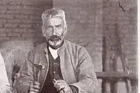 عکس| سفر زمان؛ سنگ‌تراش‌های ارمنی در اصفهان در حال تراشیدن سنگ قبر؛ 100 سال قبل