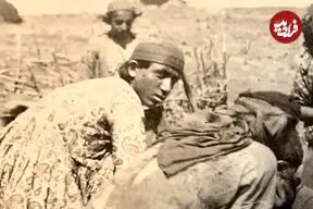 عکس| سفر به ایران قدیم؛ عشایر دوران قاجار در حال دوشیدن گوسفندان