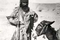 عکس| سفر زمان؛ خانوادۀ قحطی‌زدۀ ایرانی در زمان ناصرالدین شاه