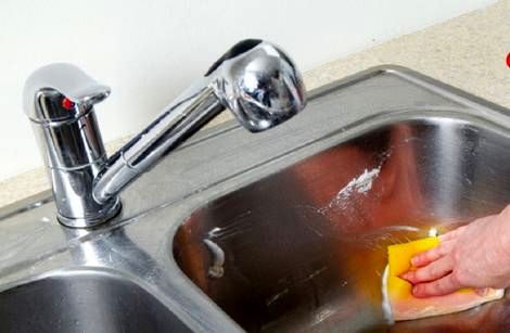 10 ترفند برای برق انداختن سینک ظرفشویی
