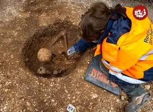 اسکلت‌های 2 هزارسالۀ «نشسته» در جریان بازسازی یک مدرسه از زیر خاک بیرون آمدند