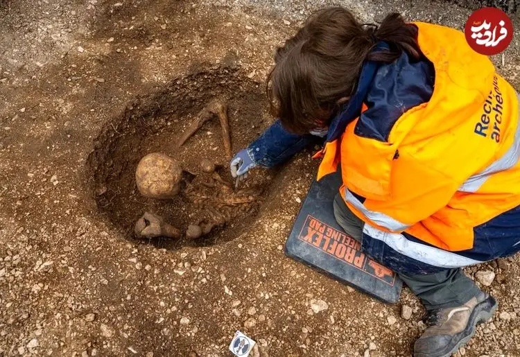 اسکلت‌های 2 هزارسالۀ «نشسته» در جریان بازسازی یک مدرسه از زیر خاک بیرون آمدند