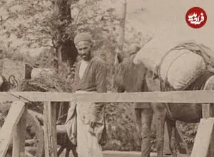 عکس| سفر زمان؛ تصویر استثنایی از عبور کاروان از روی یک پل چوبی در گیلان؛ 140 سال قبل