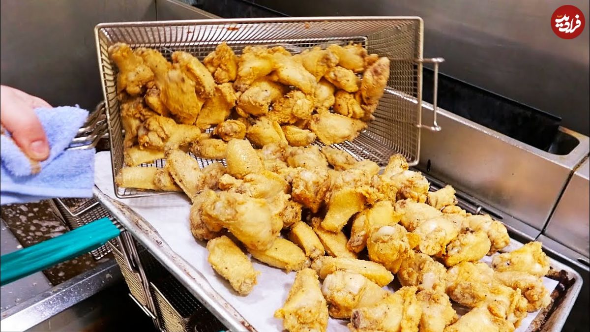 ببینید| غذای خیابانی در آمریکا؛ بال مرغ سوخاری و تند در شیکاگو