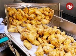 ببینید| غذای خیابانی در آمریکا؛ بال مرغ سوخاری و تند در شیکاگو