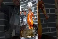 ببینید| غذای خیابانی در ایران؛ درست کردن غذا با اردک به روش شرق آسیایی