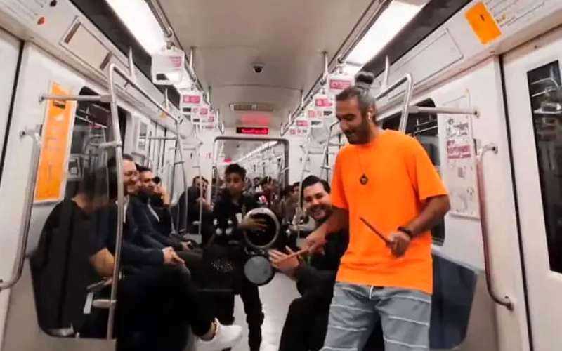 (ویدئو) حرکت دسته‌جمعی این چند جوان در مترو تهران حال همه را خوب کرد