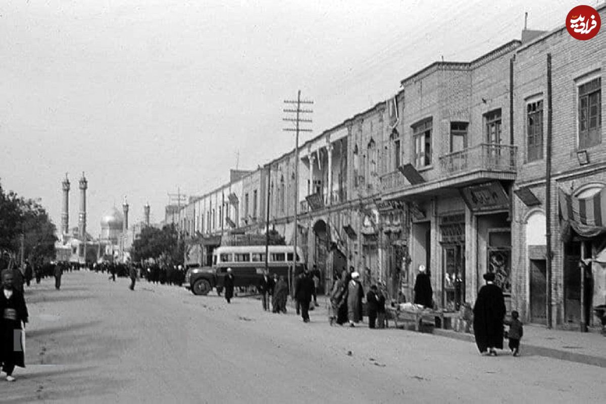 عکس؛ سفر در زمان؛ شاه در قم نذری داد!