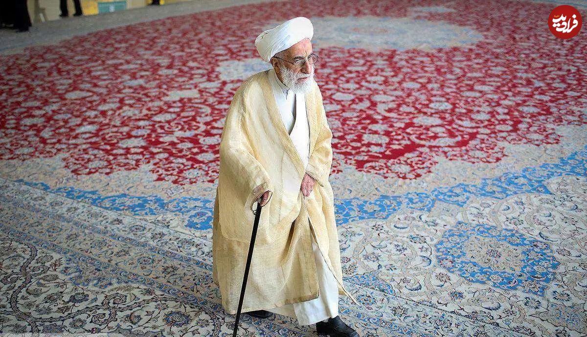 عکس؛ سفر در زمان؛ «آیت الله جنتی» در حال گفتگو با رجایی و هاشمی رفسنجانی؛ سال 59