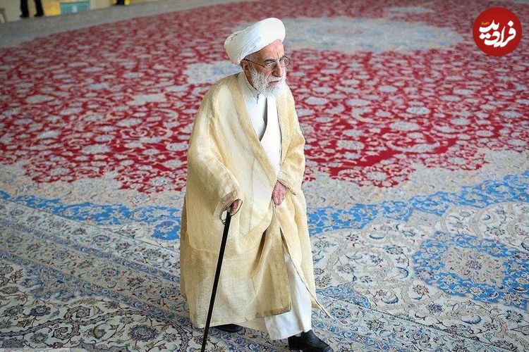 عکس؛ سفر در زمان؛ «آیت الله جنتی» در حال گفتگو با رجایی و هاشمی رفسنجانی؛ سال 59