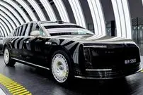 تصاویر؛ جت لی، بازیگر سرشناس چینی، خودرو لوکس هواوی S800 را دریافت کرد