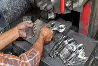 (ویدئو) ببینید پاکستانی ها در چه فرایند طاقت فرسایی قاشق فولادی رستورانی تولید می کنند
