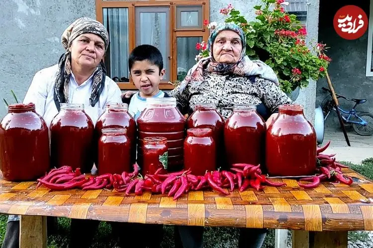 ببینید| غذای روستایی در آذربایجان؛ برداشت گوجه فرنگی از باغ و تهیه رب با آن