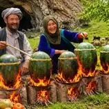 ببینید| غذای روستایی در افغانستان؛ پخت خوراک مرغ در داخل هندوانه و روی آتش