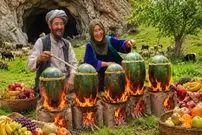 ببینید| غذای روستایی در افغانستان؛ پخت خوراک مرغ در داخل هندوانه و روی آتش