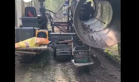 ( ویدیو) فرایند بیرون کشیدن کرم از خاک با دستگاه 