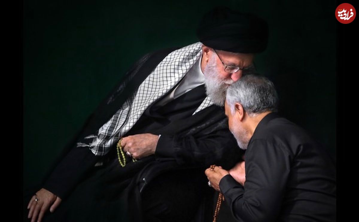 عکس؛ سفر به تاریخ؛ «حاج قاسم سلیمانی و رهبر انقلاب» در بازدید از گلزار شهدای کرمان؛ سال 1384