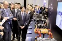 ببینید| ربات‌های چینی برای صدر اعظم آلمان هنرنمایی کردند 