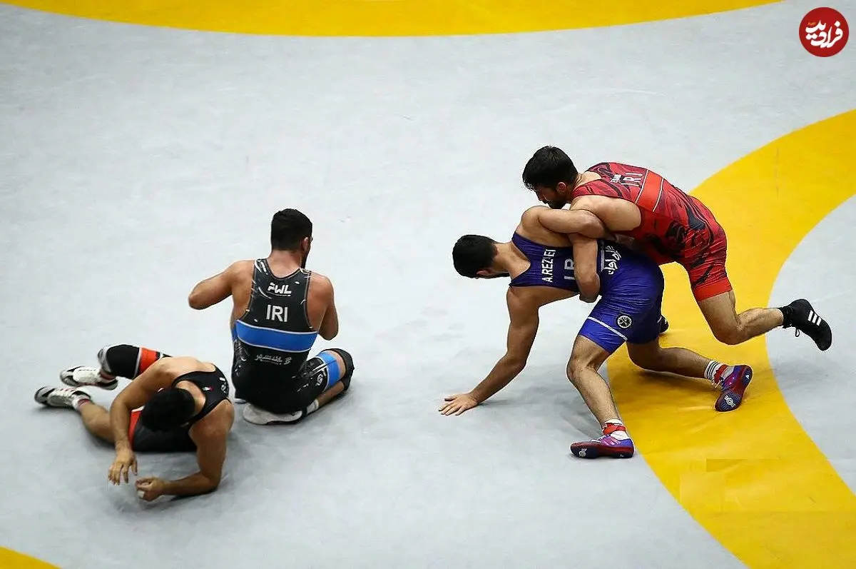 عکس؛ تشکیل صف در عربستان برای گرفتن عکس با دو ستاره کشتی ایران