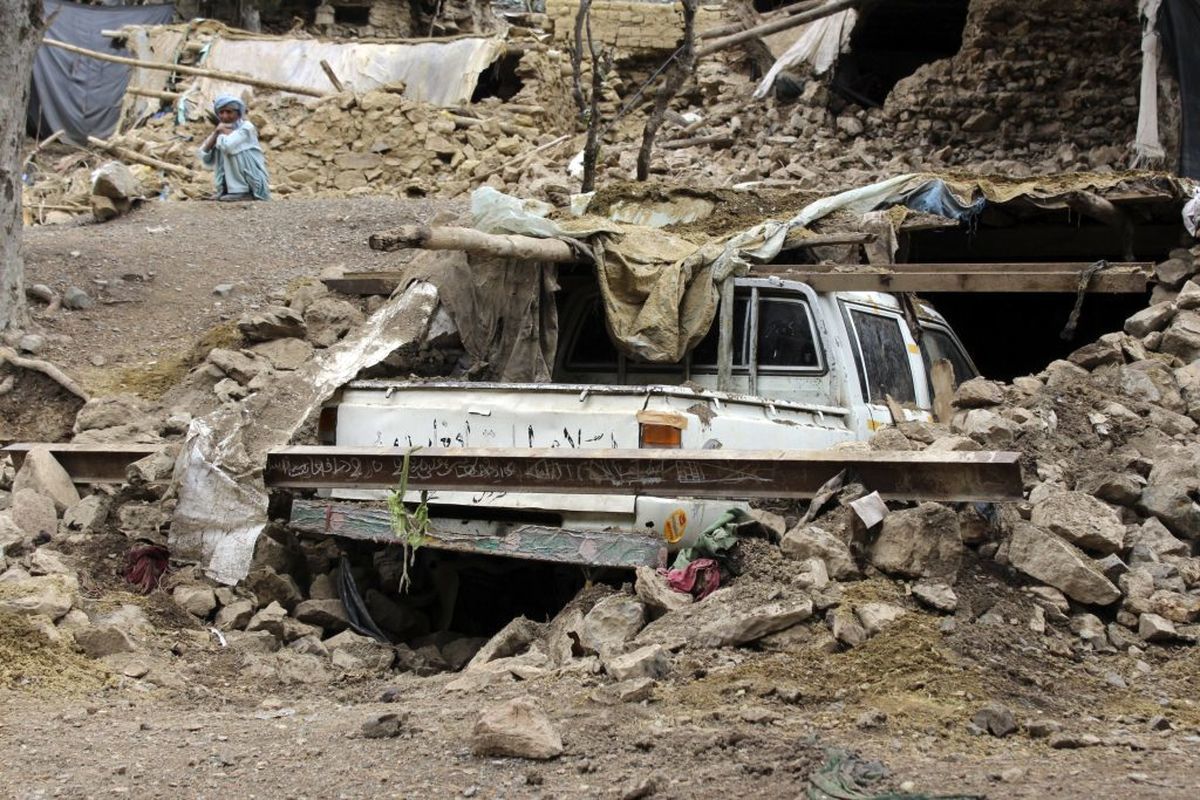 ( ویدیو) لرزش ماشین‌های سنگین وسط جاده در پی زلزله ۶/۳ ریشتری امروز در هرات افغانستان