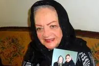 عکس| سفر زمان؛ تیپ و چهرۀ «شهلا ریاحی» 30 ساله در حال الاغ‌سواری؛ دهۀ 1330