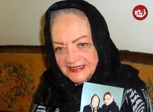 عکس| سفر زمان؛ تیپ و چهرۀ «شهلا ریاحی» 30 ساله در حال الاغ‌سواری؛ دهۀ 1330