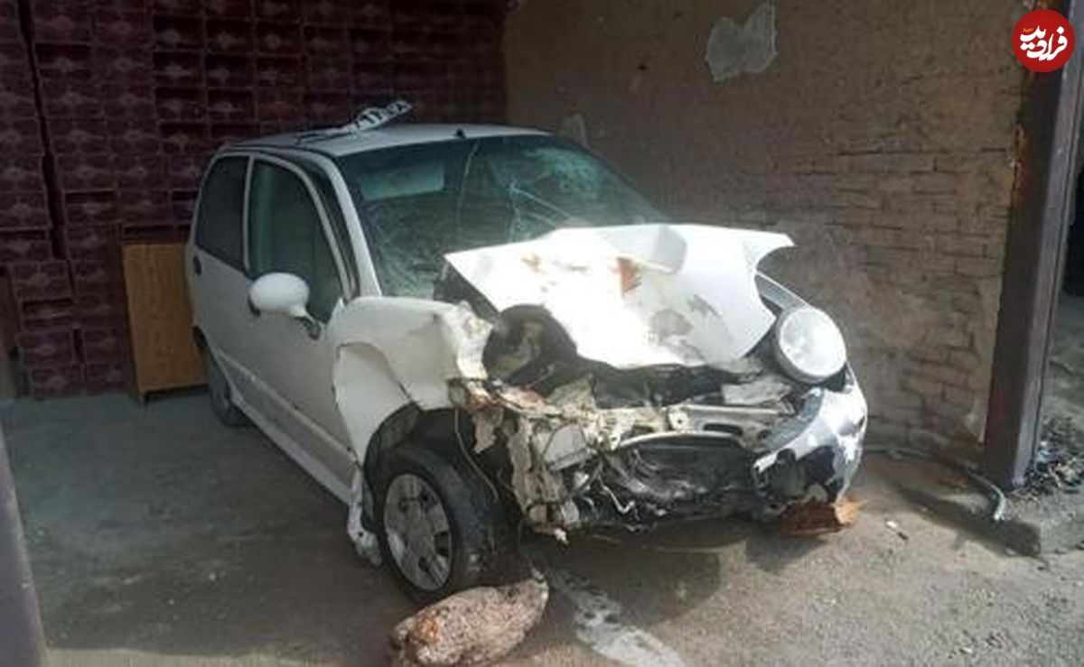 (عکس) تصادف عجیب در سلماس؛ خودرو چینی وارد یک خانه شد