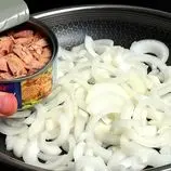 ببینید| طرز تهیه یک غذای ساده با تن ماهی و پیاز