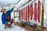 ببینید| غذای روستایی در آذربایجان؛ خشک و دودی کردن گوشت گاو، مرغ و ماهی در هوای برفی