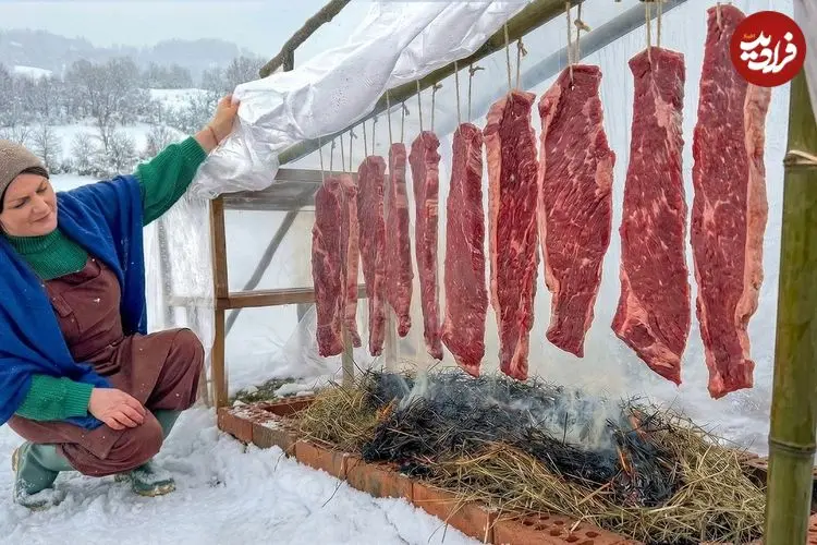 ببینید| غذای روستایی در آذربایجان؛ خشک و دودی کردن گوشت گاو، مرغ و ماهی در هوای برفی