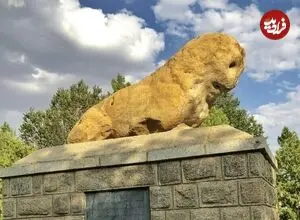 عکس| سفر زمان؛ وقتی «شیر سنگی همدان» وسط بیابان افتاد بود